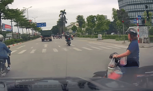 Người phụ nữ không từ bỏ vượt đèn đỏ dù bị húc