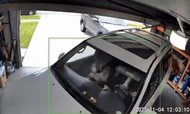 Nữ tài xế mất '4 phút, 9 đỏ' để ra khỏi garage