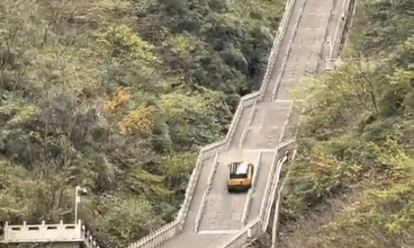 Ôtô suýt rơi xuống sườn núi khi leo lên 'cổng trời'