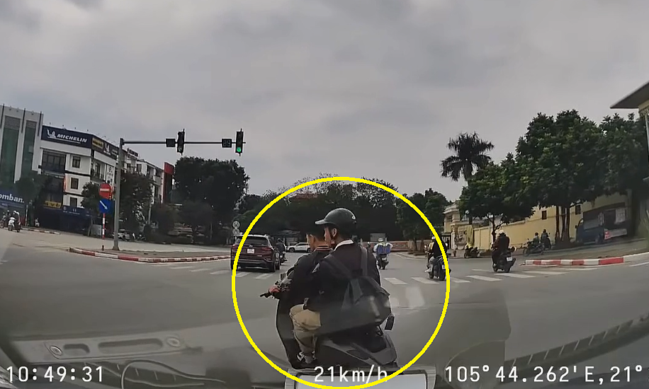 Hai học sinh phóng xe máy cắt ngang đầu ôtô