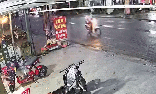 N gười đàn ông đi xe máy tự ngã ra đường