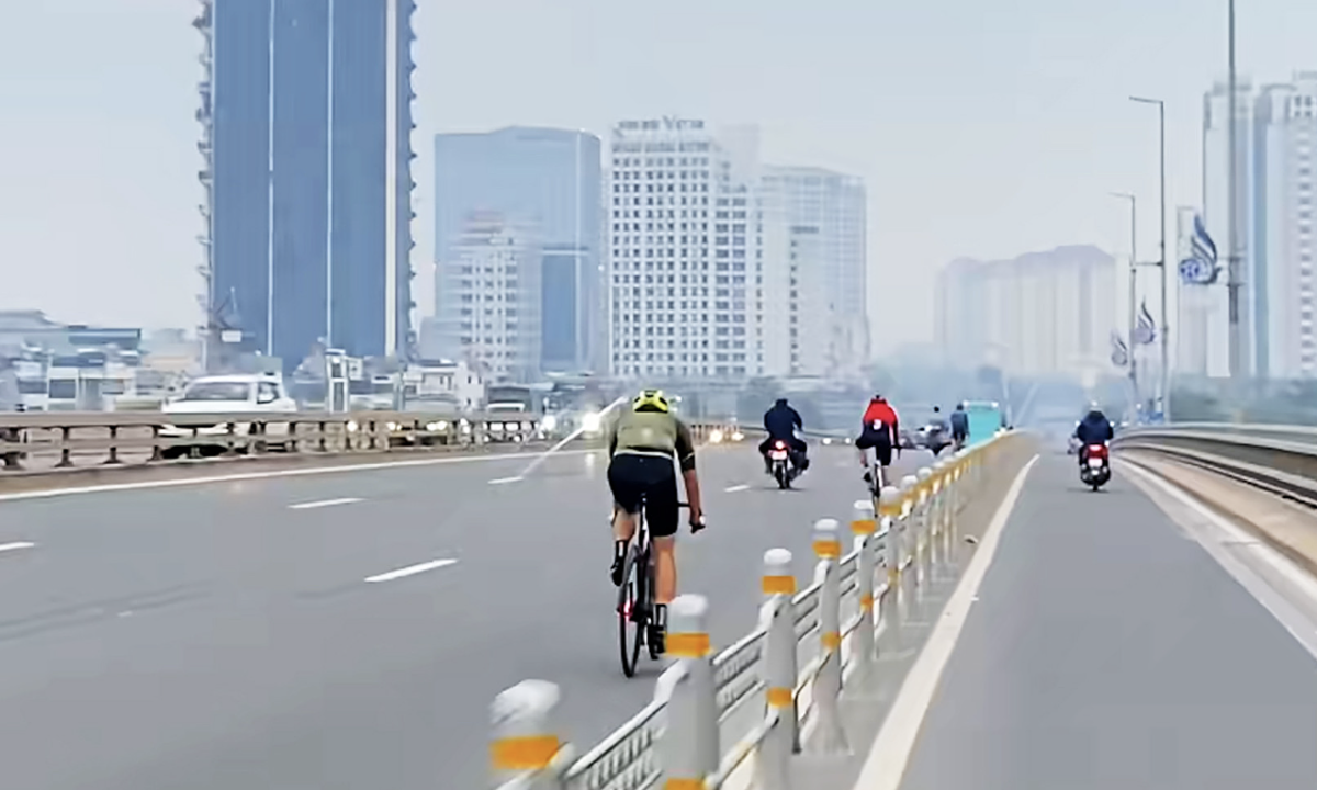 Bị dọa khi quay video nhóm người đạp xe thể dục trong làn ôtô
