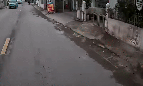 Em bé chạy ra đường trước đầu ôtô đang lao tới