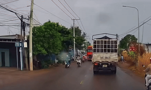 Lách qua khe hẹp, xe máy bị xe đầu kéo cán qua