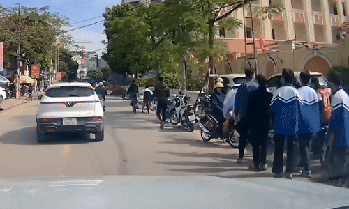 Học sinh xô nhau ngã vào đầu ôtô