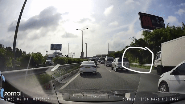 Chạy vào làn khẩn cấp, xe tải bị CSGT 'bắt tại trận'