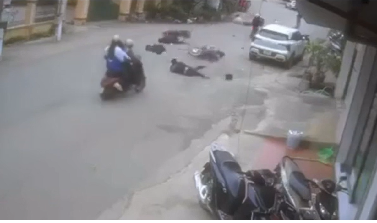 7 người gặp nạn vì nhóm học sinh dàn hàng xe đạp