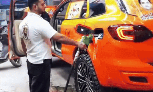 Tài xế tưới dầu lên ôtô ở trạm nhiên liệu