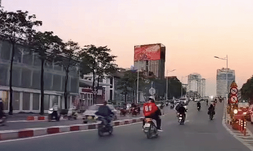 Xe máy lao như bay húc vào xe khác quay đầu sai luật