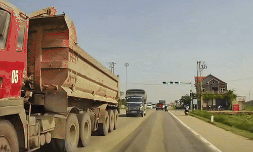 Chuyển hướng ẩu, học sinh đi xe máy bị ôtô đâm bay