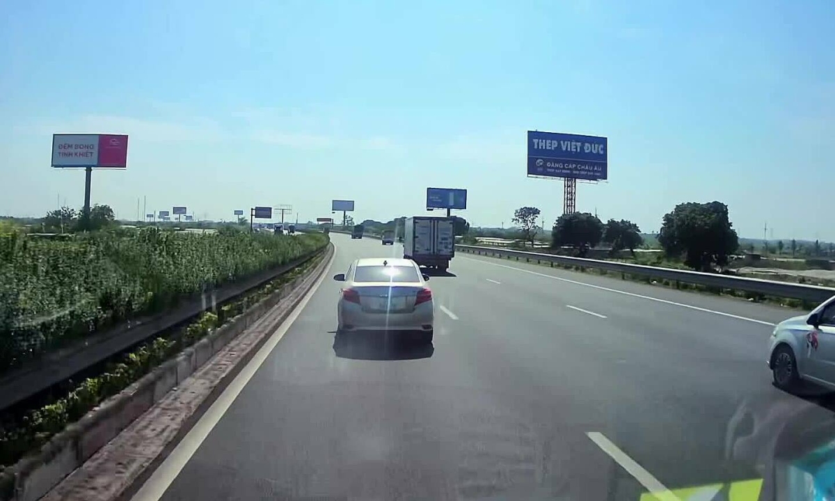 'Không được nhường đường ở làn trái cao tốc nên làm gì?'