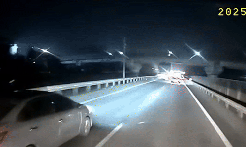 Ôtô phanh cháy đường tránh 'cơn mưa' ván gỗ trút xuống cao tốc