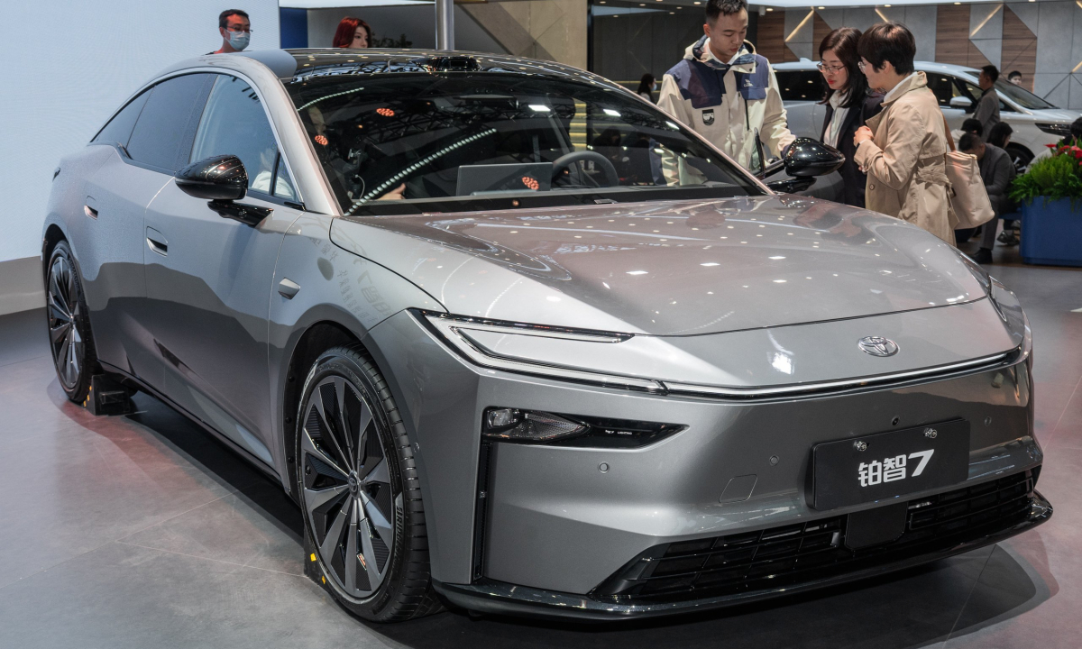 Toyota bZ7 - sedan cỡ lớn lắp môtơ điện Huawei