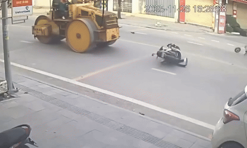 Hai xe máy lao vào nhau như trời giáng ở ngã ba