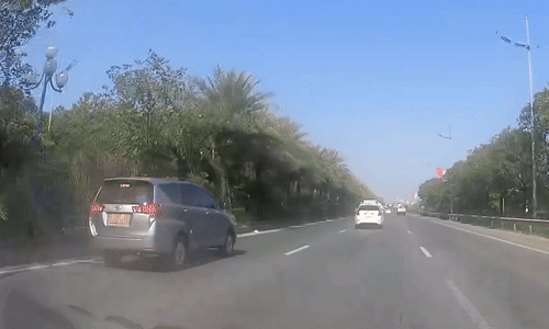 Ôtô dừng giữa đường cao tốc không cảnh báo