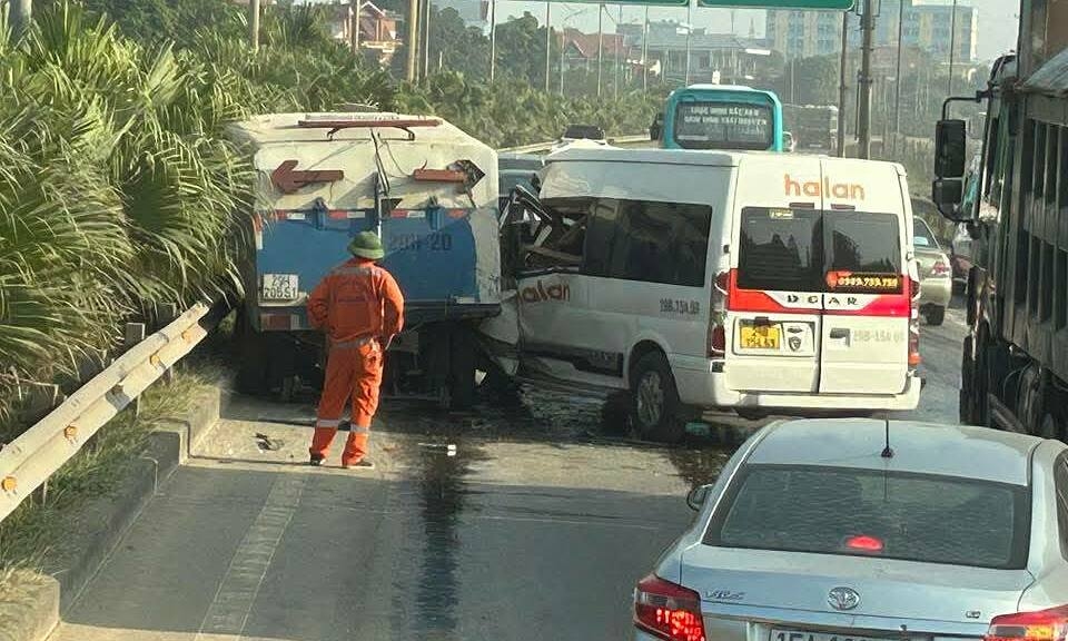 Ôtô đâm đuôi xe hút bụi đường cao tốc - tai nạn từ sai lầm cơ bản