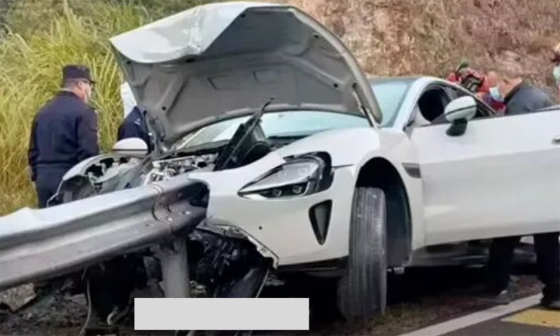 Barie đâm xuyên ôtô, tài xế tuổi vị thành niên thiệt mạng