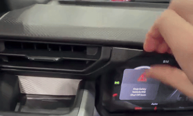 Ôtô ở triển lãm bị lột nội thất, chê chất lượng lắp ráp