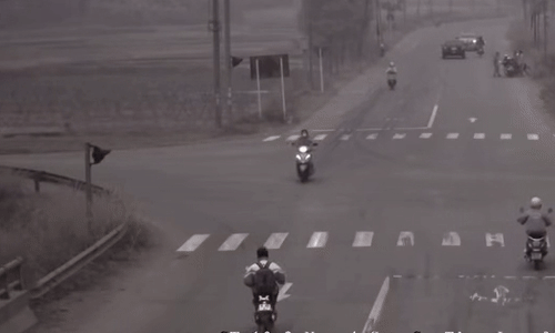 Học sinh rẽ ẩu gây tai nạn cho người đi thẳng