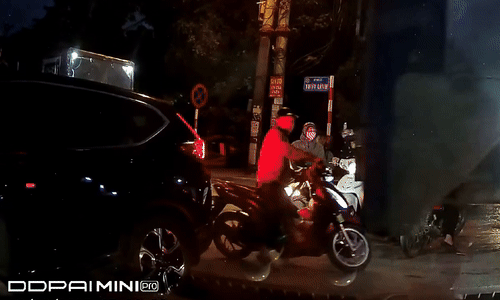 Xe tải lùi ủi ngang hông xe con