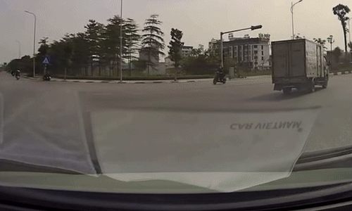 Hai cô gái lao qua đầu ôtô như phim hành động