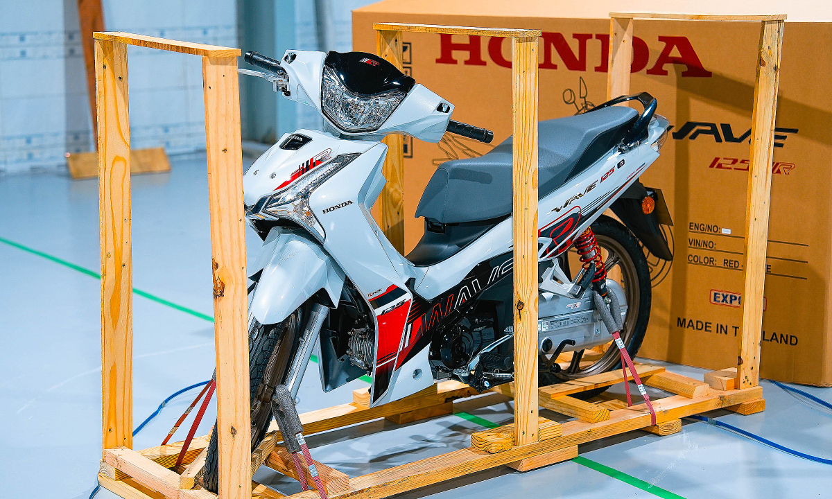 'Đập thùng' Honda Wave 125R đầu tiên về Việt Nam