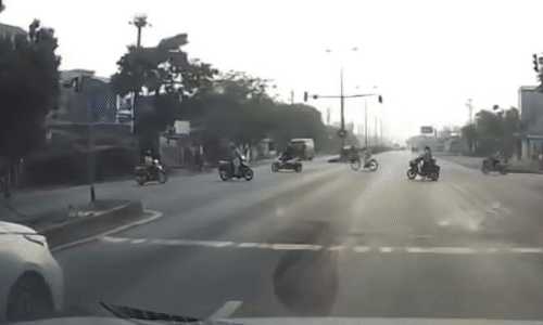 Xe con chờ đèn đỏ bị xe bồn tông nát đuôi