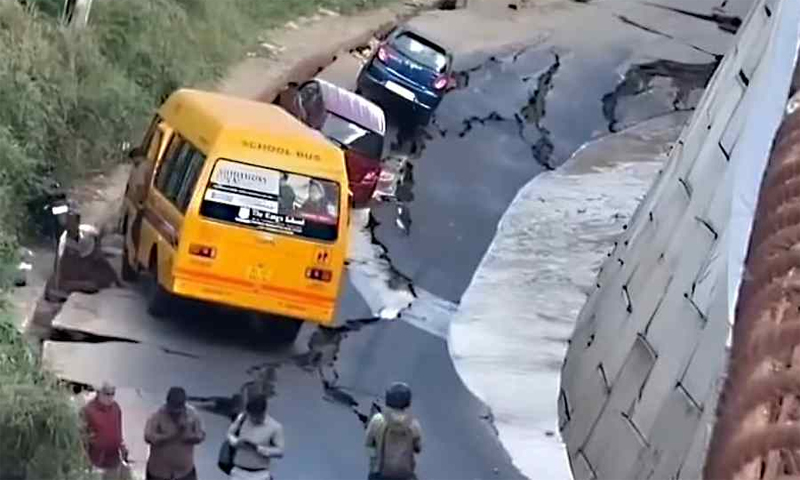 Đường trên cao đang xây sụt lún, loạt ôtô mắc kẹt