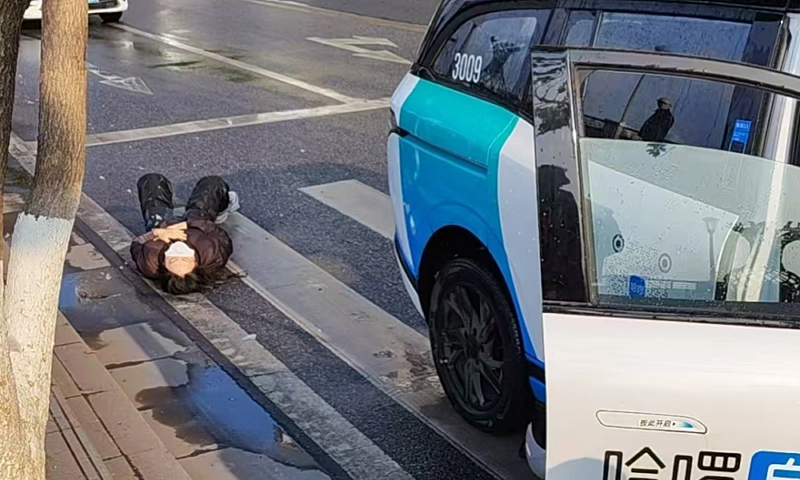 Taxi tự lái tông hai người đi bộ nhập viện