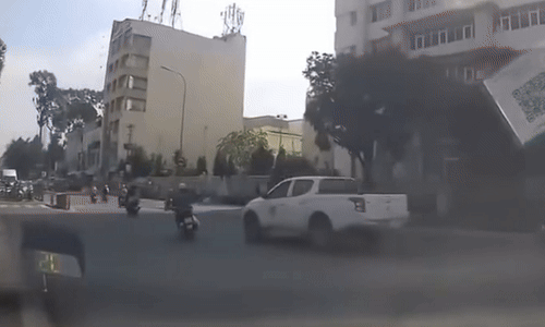 Xe bán tải lao nhanh trong phố xô ngã xe máy