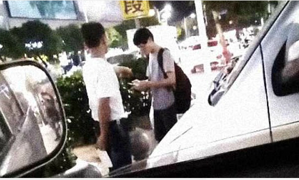 Tài xế taxi cầm dao ép khách hàng chấm điểm cao