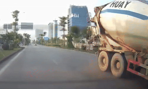 Đi sát xe bồn, xe con bị đâm xoay ngang