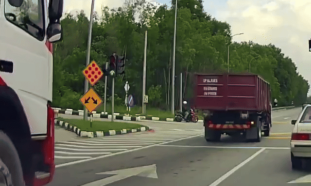 Cú bẻ lái gấp của xe ben khiến người đi xe máy thiệt mạng