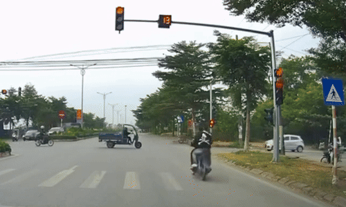 Xe máy vượt đèn đỏ, đâm dính vào xe ba gác