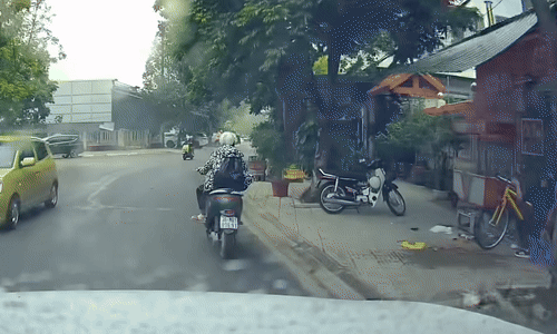 Cậu bé ngã lăn ra đường khi đang đánh võng xe máy