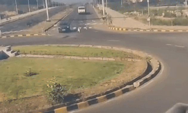 Ôtô bốc cháy sau pha cày nát vòng xuyến