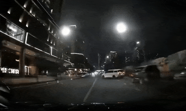 Hai xe suýt va chạm vì tình huống ra khỏi chỗ đỗ