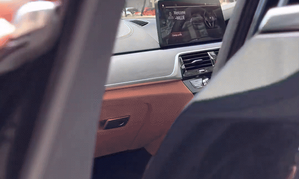 Chủ xe BMW được đền gần 2 triệu USD vì cửa hít kẹp đứt tay