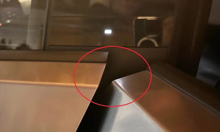 Cửa xe bán tải điện Tesla kẹp rách tay người sử dụng