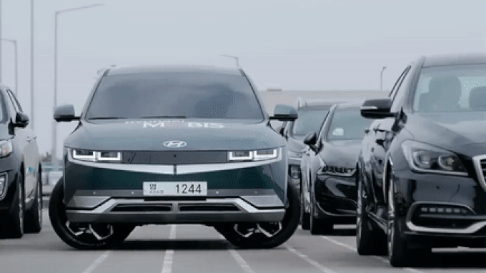Xe điện Hyundai Ioniq 5 'bò ngang' vào chỗ đỗ