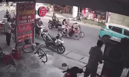 Loạng choạng giữa phố, em bé đi xe đạp văng vào gầm xe tải