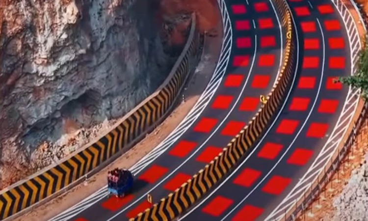 Đường kẻ ô màu đỏ đi qua khu bảo tồn động vật hoang dã