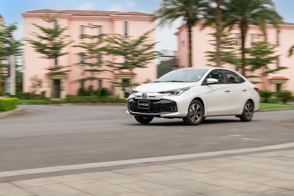 Sedan cỡ B tháng 11: Vios tiếp tục lập đỉnh, City bám sát phía sau