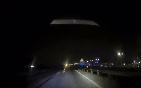 Băng ngang cao tốc trong đêm người đi bộ bị ôtô đâm