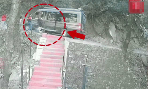 Hành khách nhảy thoát thân khỏi ôtô tụt dốc