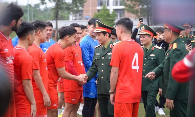Bộ trưởng Bộ Quốc phòng thăm và động viên CLB Thể công - Viettel