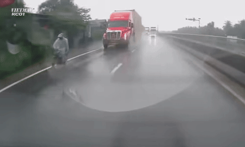 Xe container húc bay người đi xe đạp