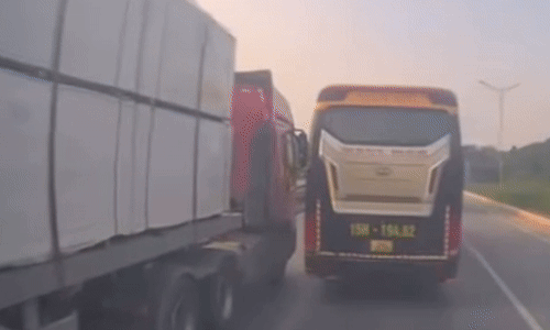 Chuyển làn ẩu, xe khách 'vả' xe đầu kéo