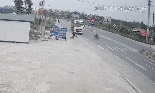 Xe tải đâm bay hai người đi xe đạp sang đường