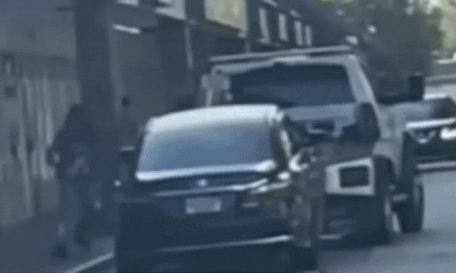 Ôtô đỗ sai luật bị kéo đi dù đứa trẻ 4 tuổi còn trên xe